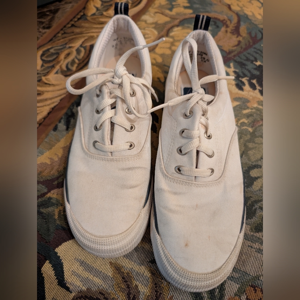 Kedsport sneakers..size 8